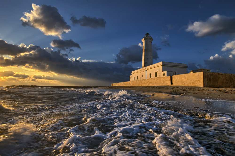 The lighthouse seen from the sea de Luigi Chiriaco