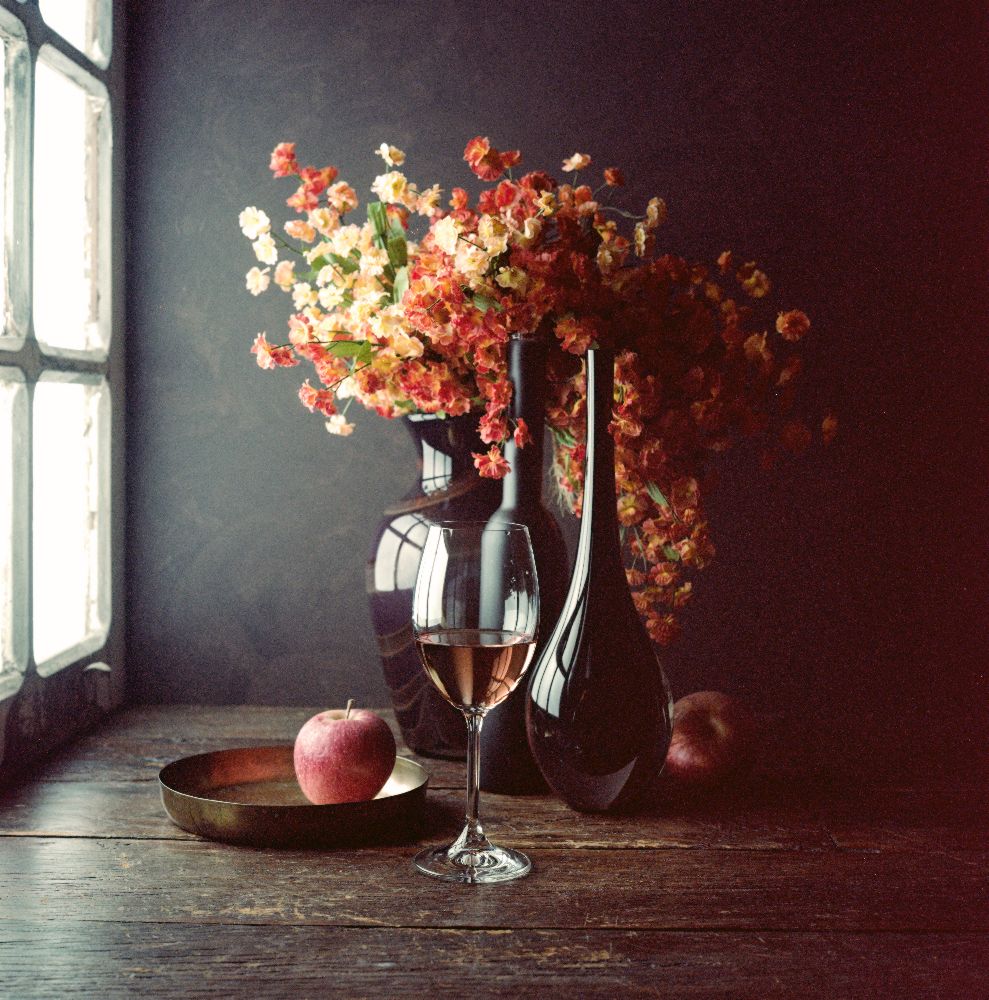 Still Life with Wine and an Apple de Luiz Laercio