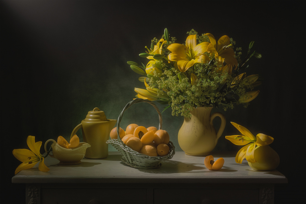 Yellow Lilies and Peaches de Lydia Jacobs