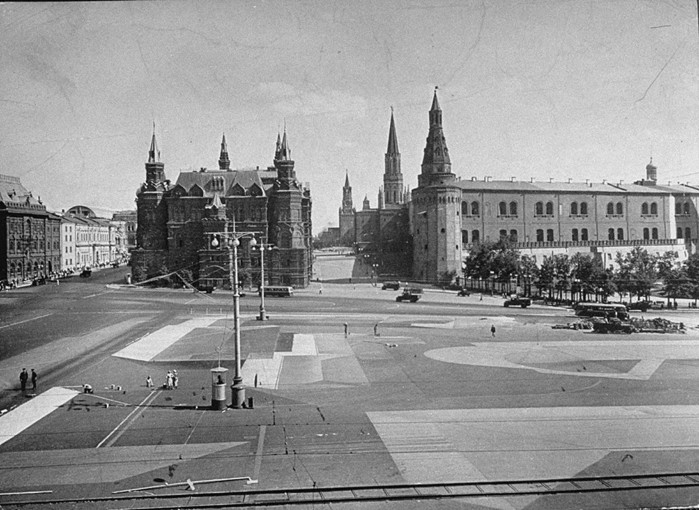 The camouflage of Manezhnaya Square in Moscow 1941 de Ma Bourke-white