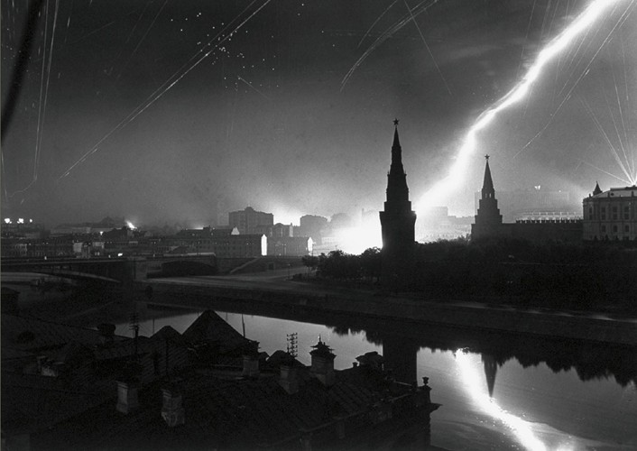 Air Raid over the Kremlin, Moscow, 1941 de Ma Bourke-white
