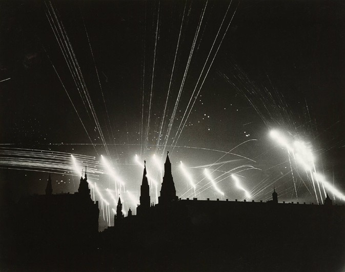 Air Raid over the Kremlin, Moscow, 1941 de Ma Bourke-white