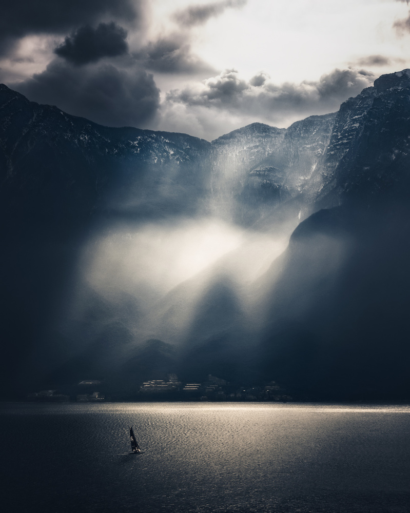 Light Rays over Lake Garda de Majid Behzad