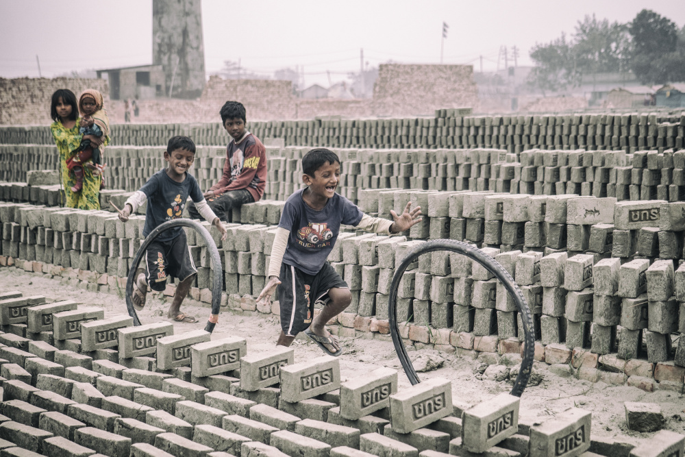 Children games at brickyard in Dhaka de Marcel Rebro