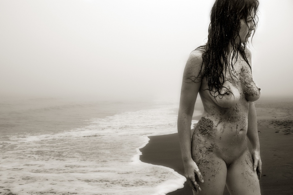 Woman on the beach de Marco Antonio Cobo