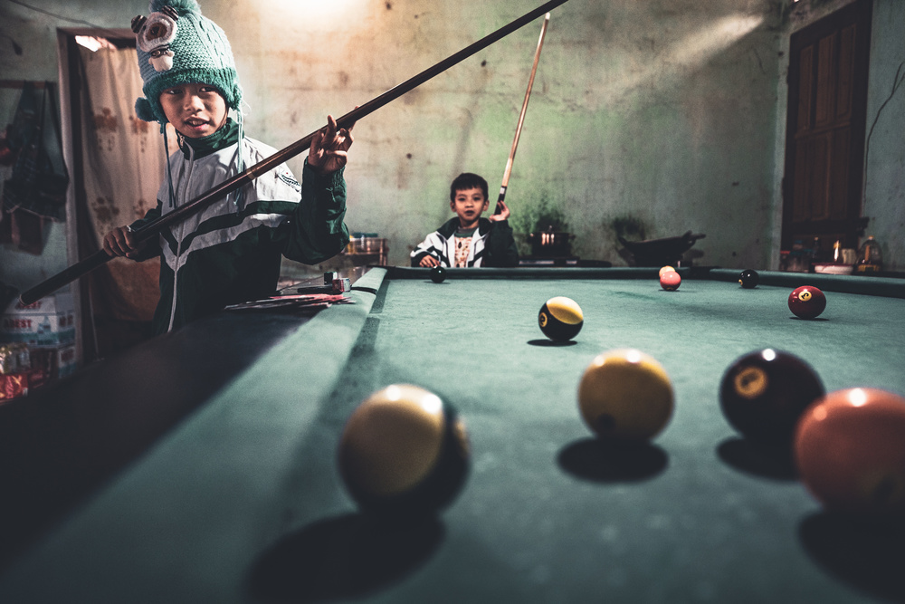 Playing pool among the northern montains de Marco Tagliarino