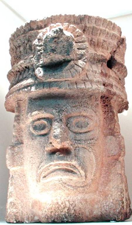 Figure wearing a feathered hat de Mayan