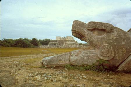 Temple of the Warriors and Serpent column (photo) de Mayan