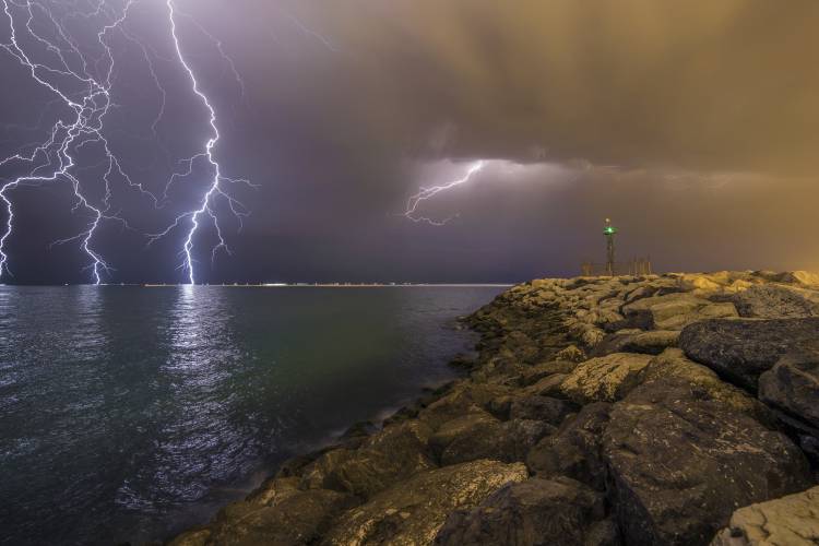 When Lightning Strikes de Mehdi Momenzadeh