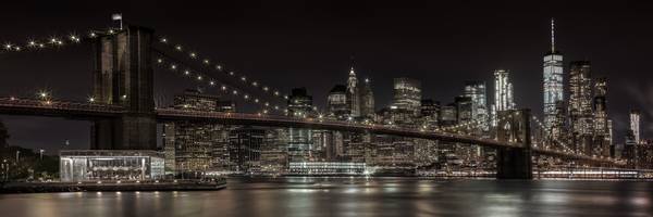 El horizonte de Manhattan y el puente de Brooklyn - Vista nocturna idílica | Panorama  de Melanie Viola