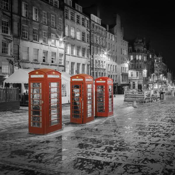 Cabinas telefónicas rojas en la Royal Mile de Edimburgo - Colorkey de Melanie Viola