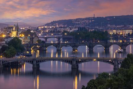 Vista nocturna de los puentes del Moldava en Praga