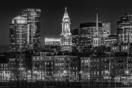 BOSTON Skyline nocturno del North End y el distrito financiero | Monocromo