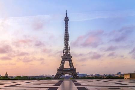 Torre Eiffel en París al amanecer