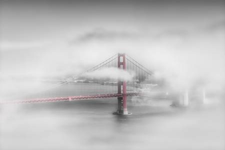 El puente Golden Gate en la niebla | colorkey