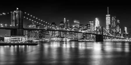 MANHATTAN SKYLINE & BROOKLYN BRIDGE Vista nocturna idílica | Panorama monocromo