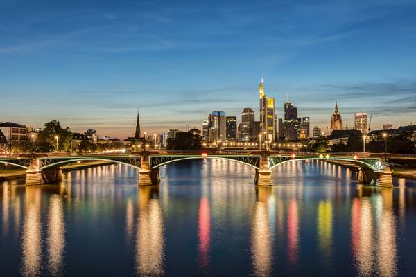 Frankfurt Skyline und Ignatz-Bubis-Brücke de Michael Valjak