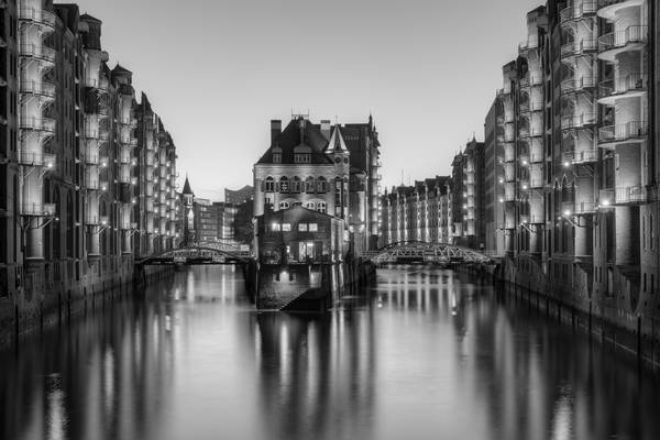 Hamburg Wasserschloss schwarz-weiß de Michael Valjak