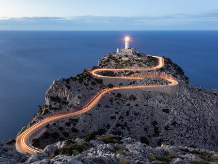 Lichtspur zum Leuchtturm am Cap Formentor auf Mallorca