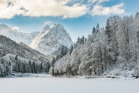Winter am Rießersee bei Garmisch-Partenkirchen in Bayern