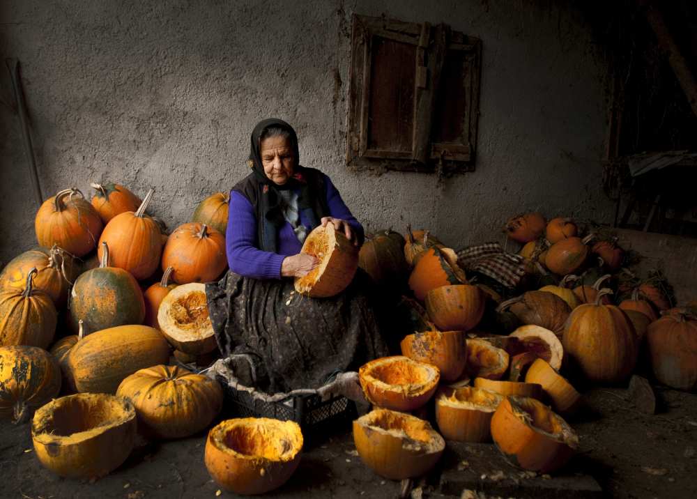 Lady with pumpkins de Mihnea Turcu