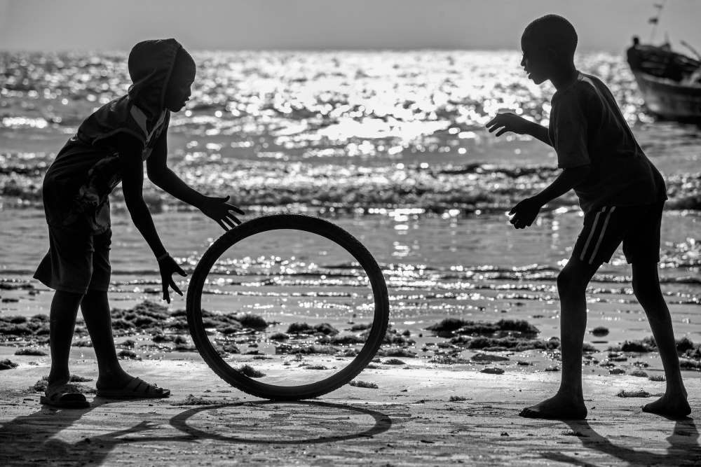 Africa kids playing with old wheel de Milton Louiz