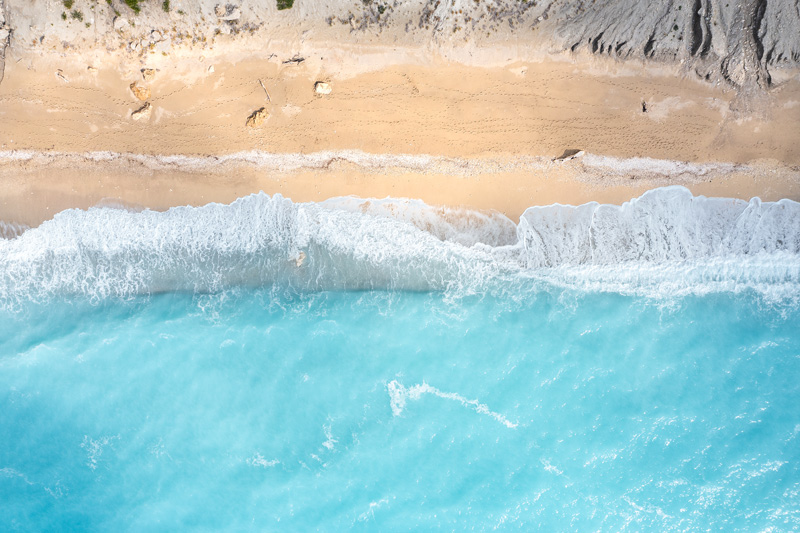 Wellen am Strand III, Sand und Türkises Wasser, Entspannung, Urlaub und Freiheit de Miro May
