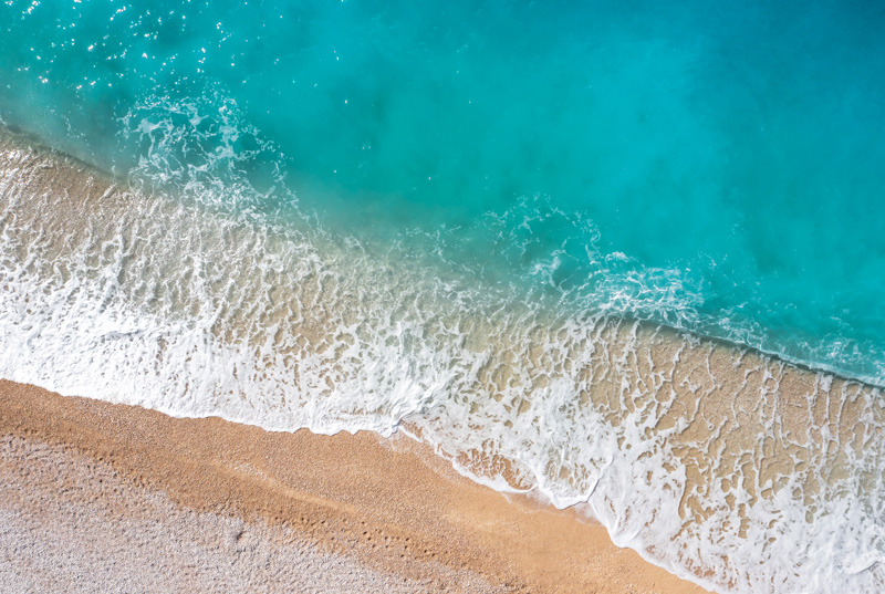 Wellen am Strand V, Sand und Türkises Wasser, Entspannung, Urlaub und Freiheit de Miro May