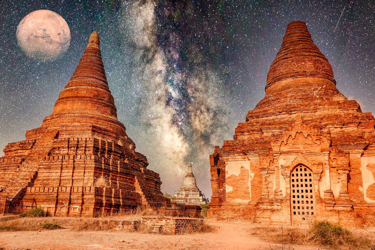 Myanmar in Space, Tempel, Himmel und Mond  de Miro May
