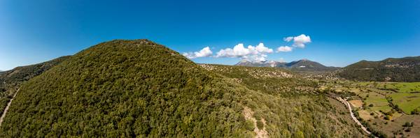Berglandschaft aus der Vogelperspektive, Drohne auf Lefkada, Griechenland de Miro May