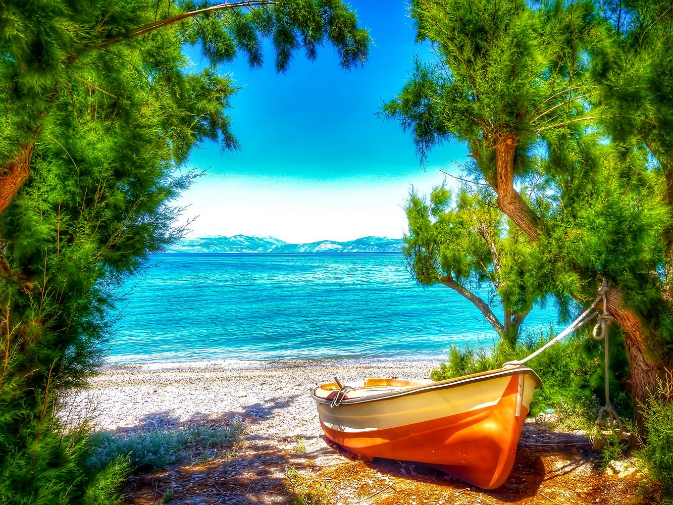 Boot am Strand in Peloponnes, Griechenland. de Miro May