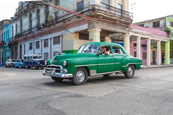 Green Oldtimer in Havana, Cuba. Street in Havanna, Kuba. de Miro May