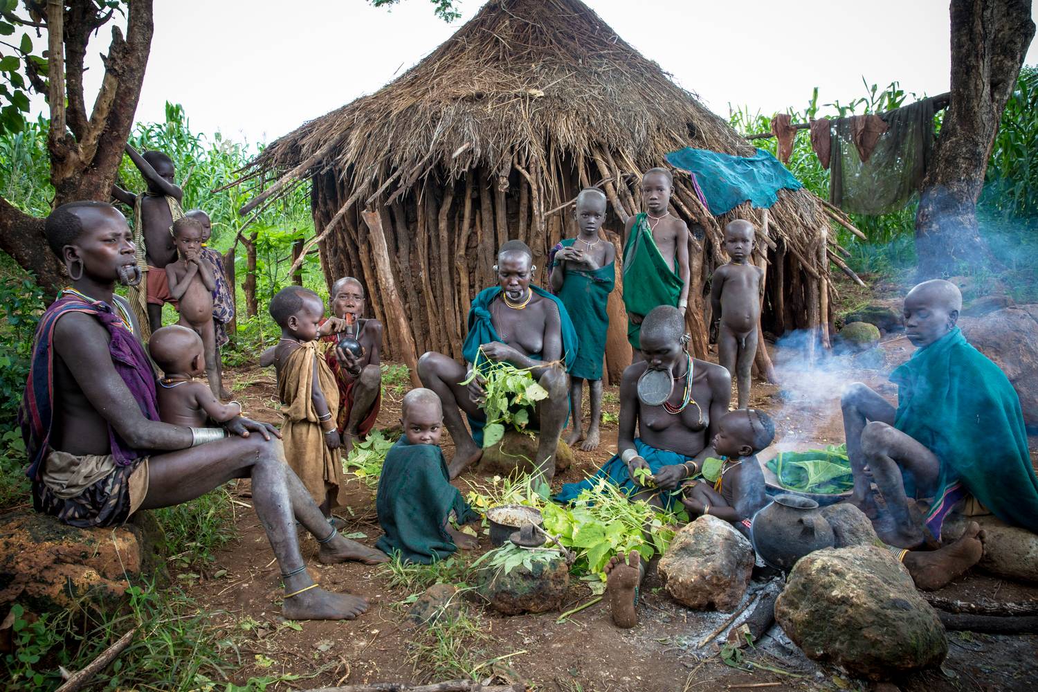 Menschen in einem Suri Dorf in Äthiopien, Afrika. de Miro May