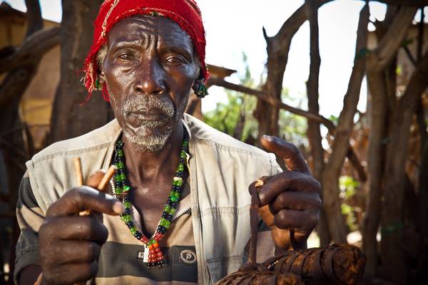 Porträt alter Mann aus dem Hamer Stamm in Omo Valley, Äthiopien, Afrika de Miro May