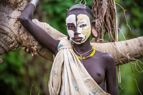 Porträt Frau am Baum Suri / Surma Stamm in Omo Valley, Äthiopien, Afrika de Miro May