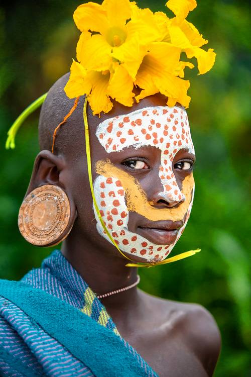 Porträt Frau mit Blume aus dem Suri / Surma Stamm in Omo Valley, Äthiopien, Afrika de Miro May