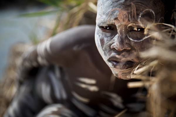 Porträt Junge am Fluss, Suri / Surma Stamm, Omo Valley, Äthiopien, Afrika de Miro May