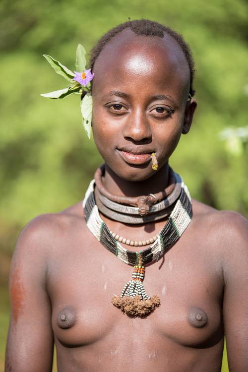 Porträt Junge Frau aus dem Hamer Stamm, Menschen in Omo Valley, Afrika de Miro May
