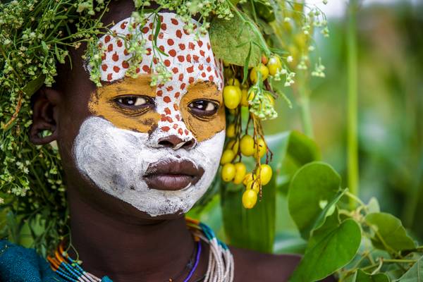 Porträt junge Frau aus dem Suri / Surma Stamm in Omo Valley, Äthiopien, Afrika de Miro May
