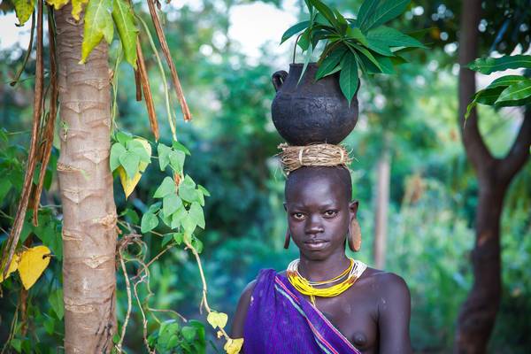 Porträt junge Frau im Garten, Suri / Surma Stamm, Omo Valley Äthiopien, Afrika de Miro May