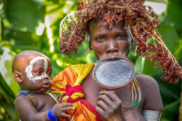 Porträt Mutter und Baby aus dem Suri / Surma Stamm in Ono Valley, Äthiopien, Afrika de Miro May