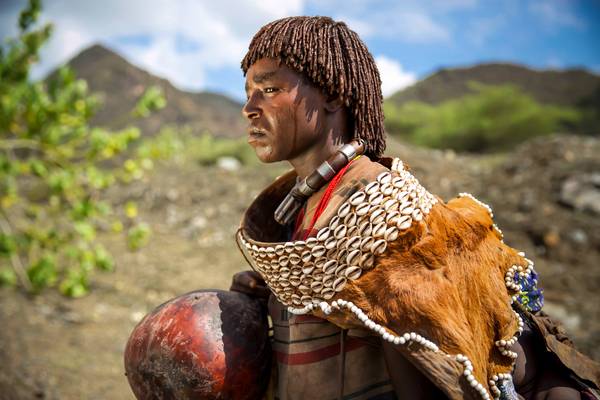 Porträt verheiratete Frau aus dem Hamer Stamm in Omo Valley, Äthiopien, Afrika de Miro May