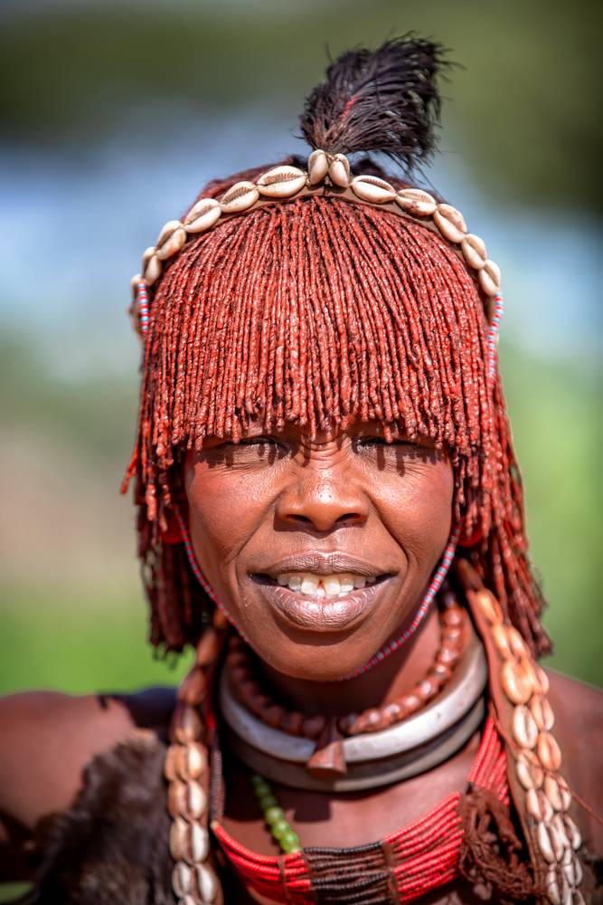 Portrait einer Frau aus dem Hamer Stamm in Afrika, Äthiopien. de Miro May