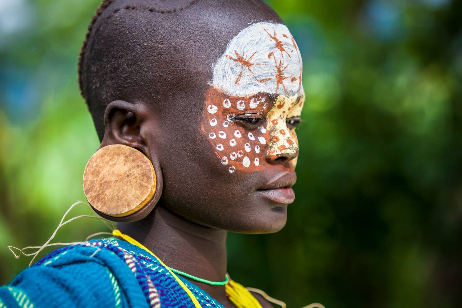 Portrait einer Frau aus dem Suri Stamm in Äthiopien, Afrika. de Miro May