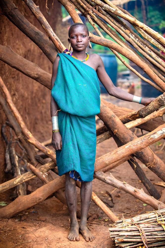 Portrait einer Frau in Omo Valley, Suri Stamm Äthiopien, Afrika de Miro May
