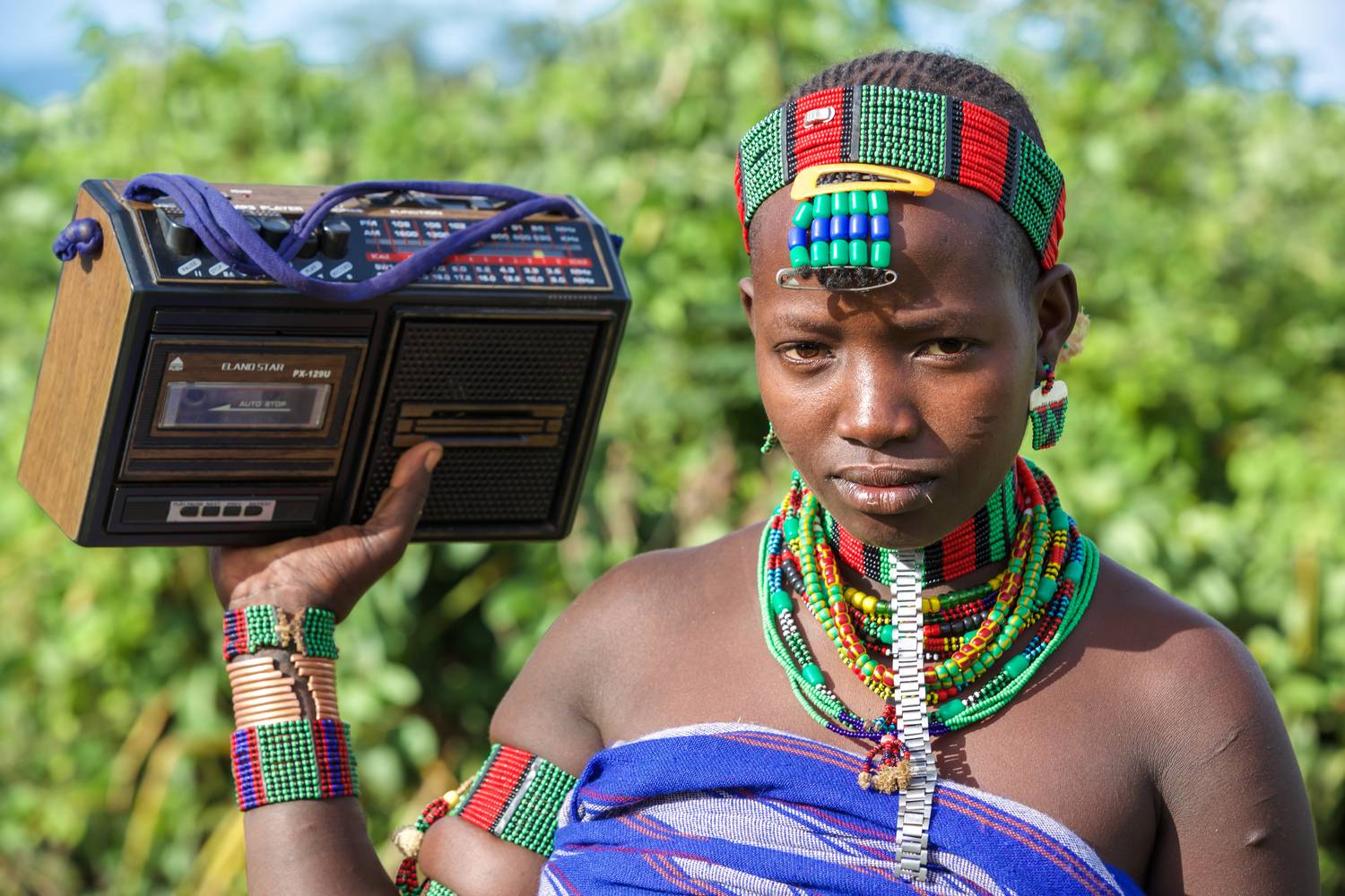 Portrait Frau, Musik in Omo Valley, Äthiopien, Afrika de Miro May