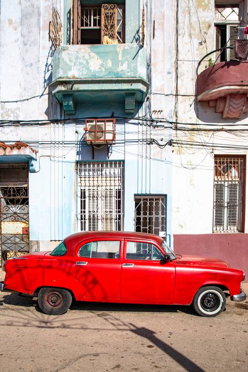 Red Oldtimer in Havana, Cuba. Street in Havanna, Kuba de Miro May