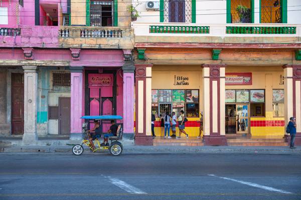 Rickshaw in Havana, Cuba.Street in Havanna, Kuba. de Miro May