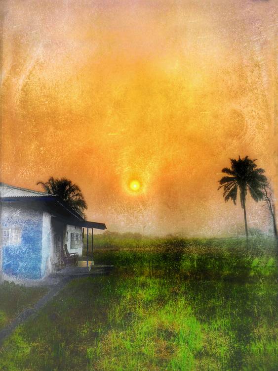 Sonnenaufgang unter Palmen, Haus in Afrika, Sierra Leone, Fotokunst de Miro May