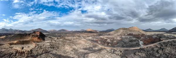 Strasse zum Vulkan, Vulkanlandschaft auf Lanzarote, Kanarische Inseln, Spanien de Miro May